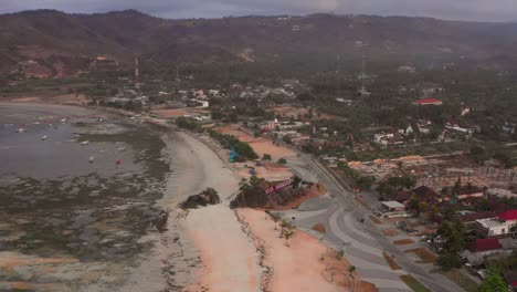 Das-Trockenriff-Von-Kuta-Lombok-Bei-Sonnenaufgang,-Mit-Einheimischen-Auf-Der-Suche-Nach-Nahrung-Und-Muscheln