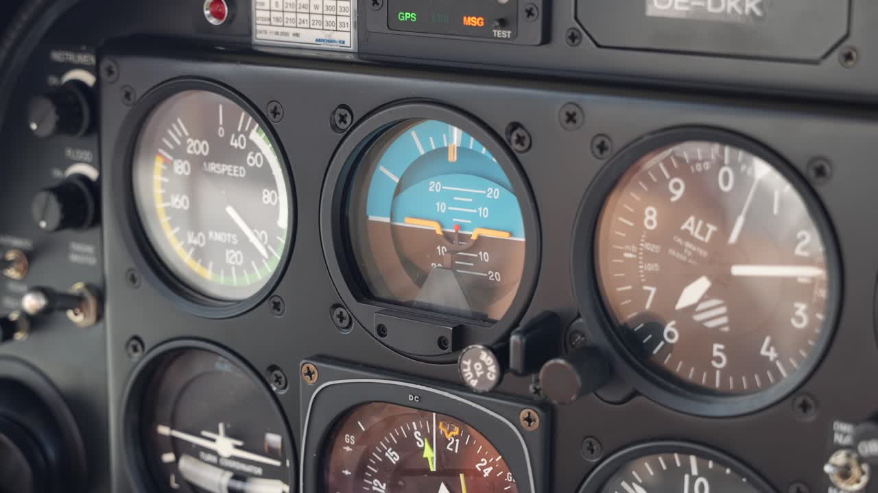 vista del tablero de instrumentos de la cabina de un avión da40