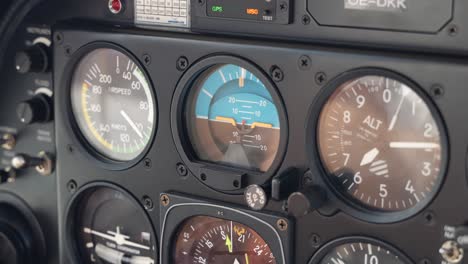 vista del tablero de instrumentos de la cabina de un avión da40