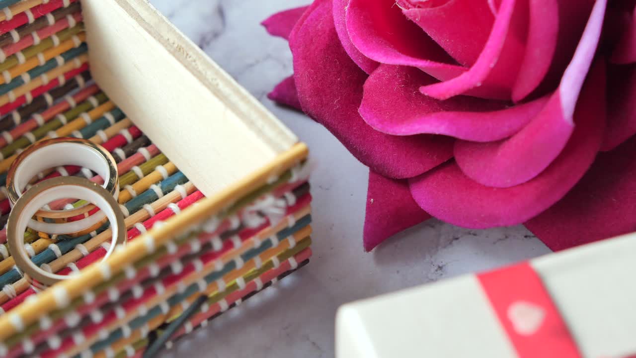 로맨틱한 결혼 반지와 선물 상자에 있는 분홍색 장미