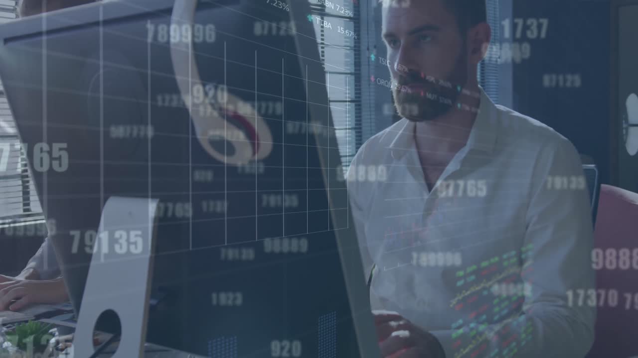 animazione dell'elaborazione dei dati del mercato azionario contro l'uomo caucasico che usa il computer in ufficio.
