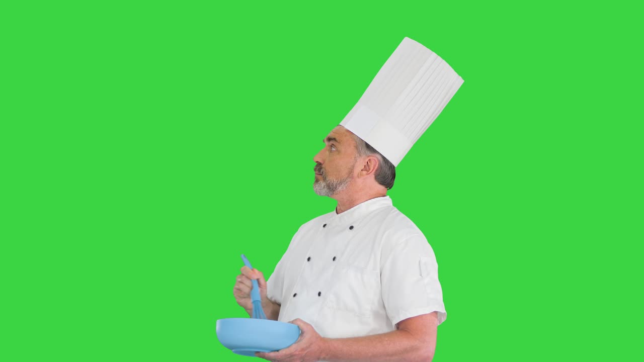 Cuoco che tiene una ciotola e sbatte qualcosa con una frusta su Green Screen, Chroma Key