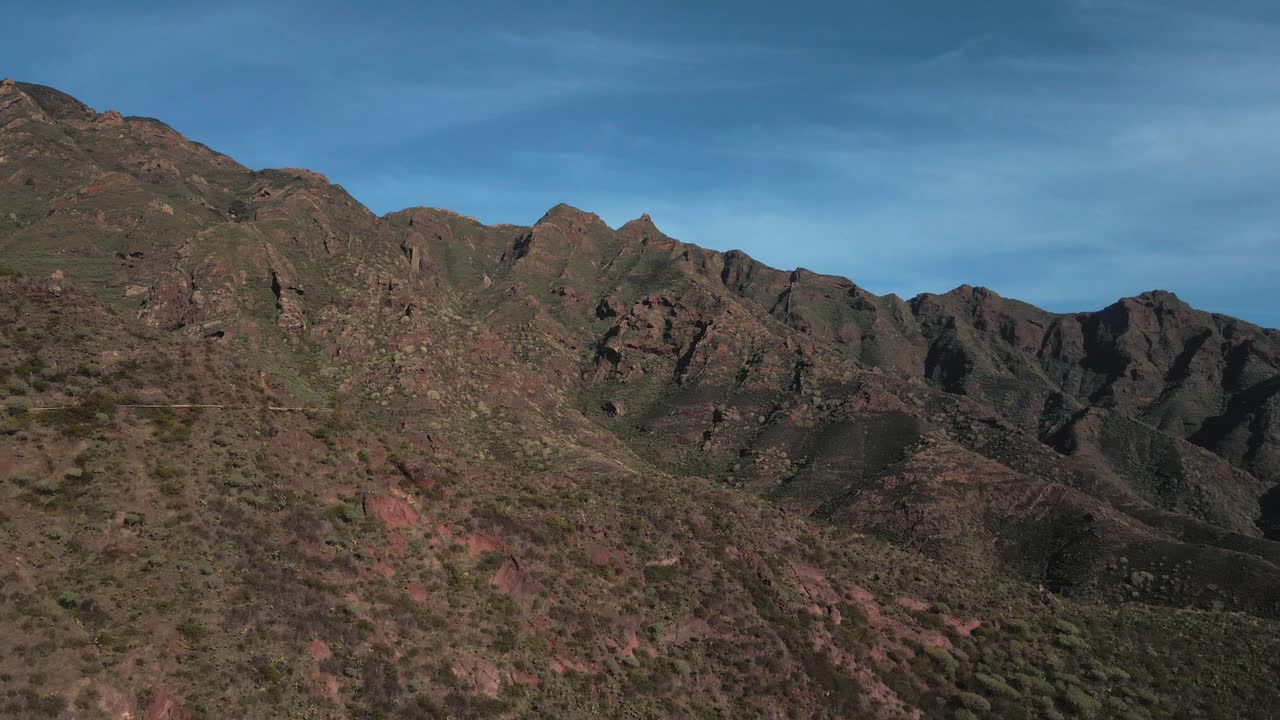 imagen de establecimiento calmante de las montañas de anaga españa durante el atardecer, hermoso cielo azul