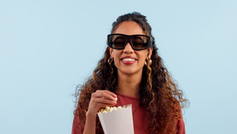 mujer, gafas 3d y reírse con palomitas de maíz