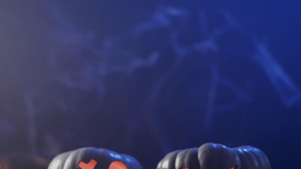 video de calabazas talladas de halloween y humo con espacio de copia en fondo azul