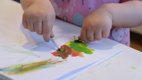 Niño-Y-Adulto-Jugando-Con-Tubos-De-Acuarela-Pinturas-Al-óleo-Al-Temple