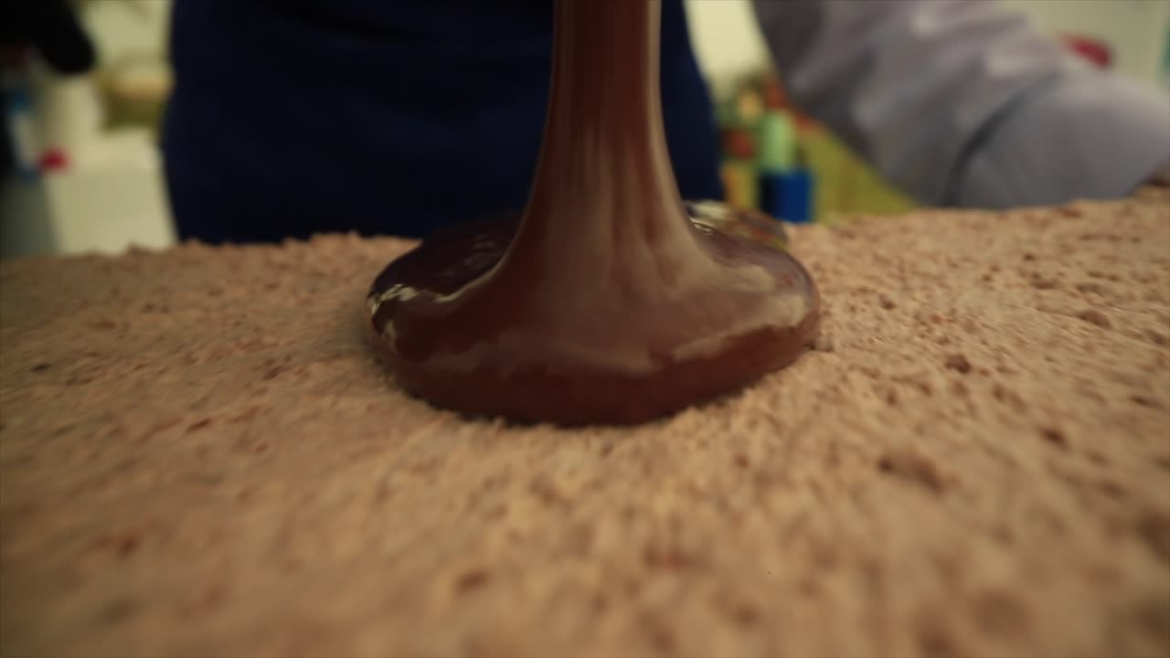 Primo piano con obiettivo sonda di cioccolato versato su biscotti appena sfornati