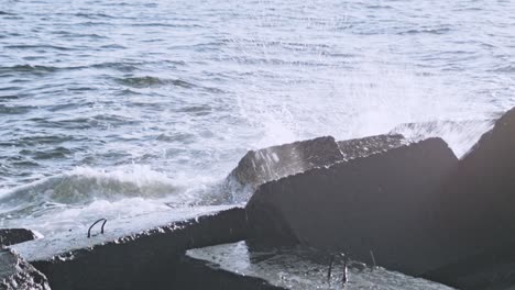 Rocas-De-Agua.-Rocas-En-El-Agua.-Rompeolas-En-La-Orilla-Del-Océano.-Olas-Chocantes