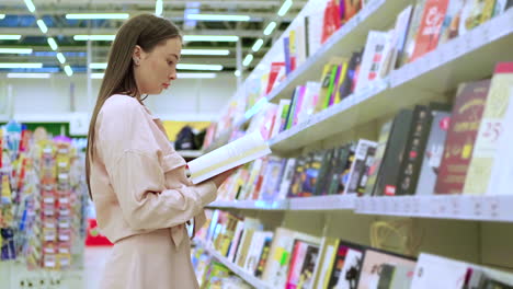 mujer revisando libros en una librería