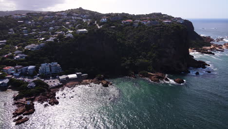 Natural-beauty-of-rocky-headlands-at-tourist-destination---The-Heads,-Knysna