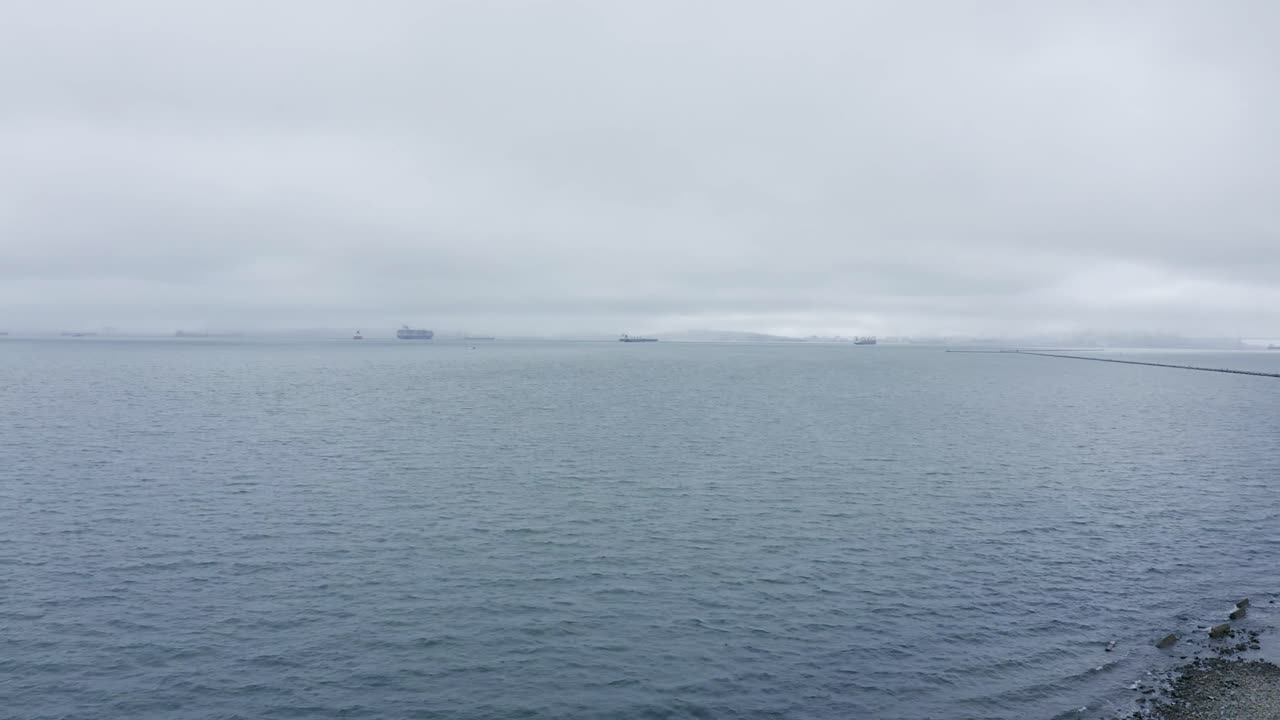 흐린 바람이 부는 날에 베이의 고르지 못한 바다