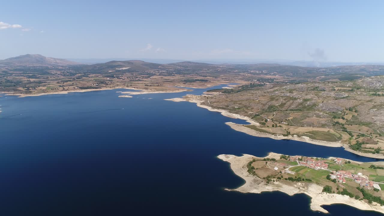 голубое озеро высоко в горах, вид с воздуха