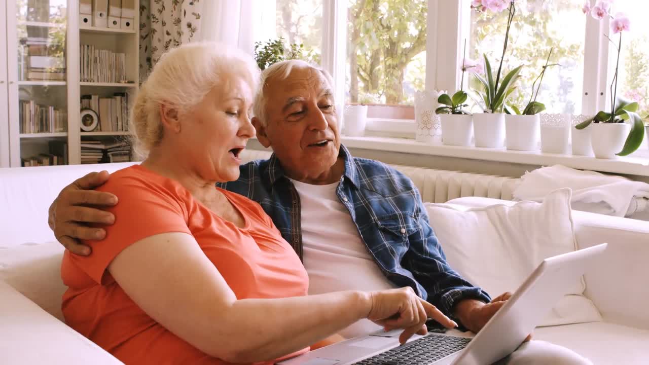 Ældre ægtepar bruger bærbar computer