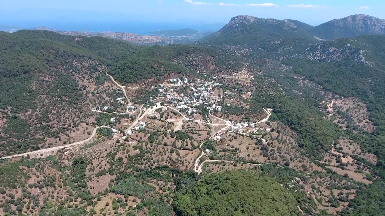 Veduta aerea di un villaggio remoto immerso in una foresta montana
