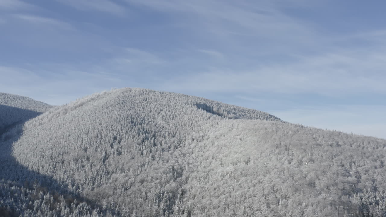 하얀 눈 덮힌 산, 겨울 동안 아름다운 아한대 숲의 공중 촬영