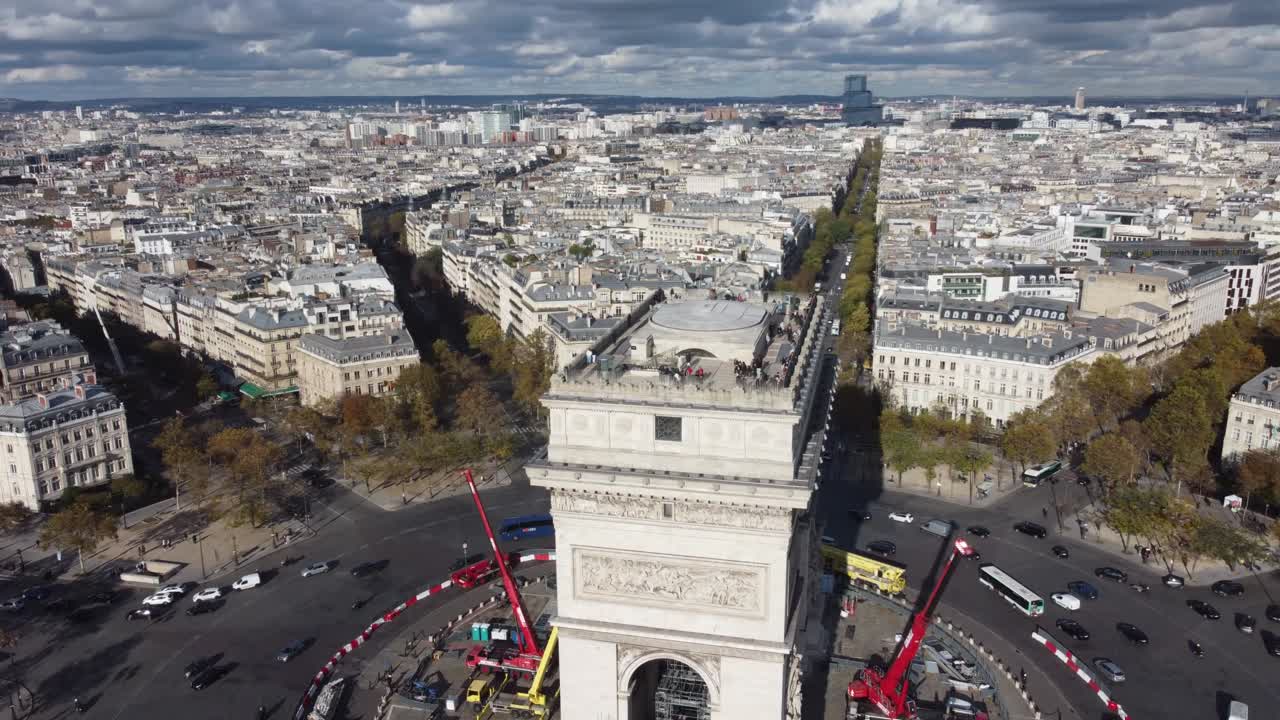 imágenes de drones alrededor del arco del triunfo con vistas al centro de parís.