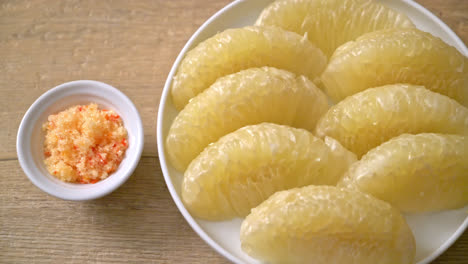 Fresh-peeled-pomelo,-grapefruit-or-shaddock-on-white-plate