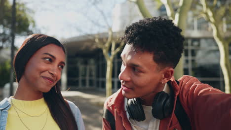 selfie, signo de paz y una pareja en la universidad