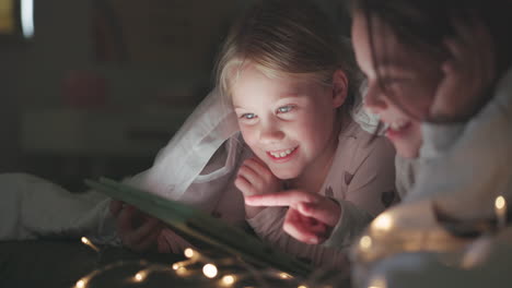 Tableta,-Noche-Y-Búsqueda-Con-Niños-En-El-Dormitorio