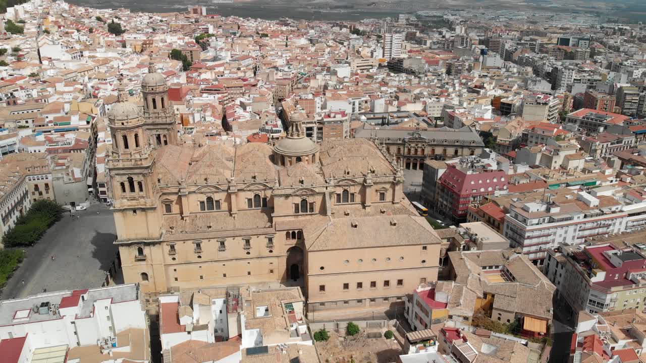스페인 하엔 성당, 카테드랄 데 하엔, nd 필터를 사용하여 4k 24fps에서 드론으로 이 오래된 교회의 비행 촬영 또한 하엔의 구시가지를 볼 수 있습니다