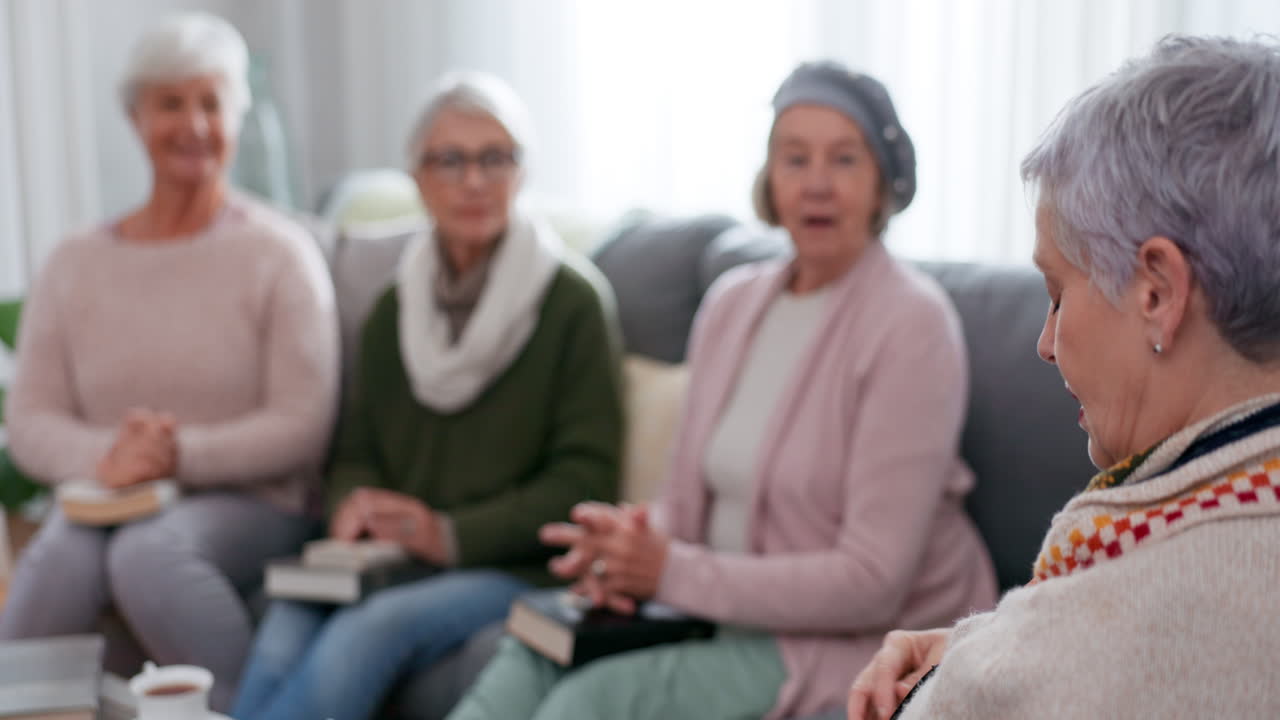Bøn, gruppe og ældre mennesker i et hus