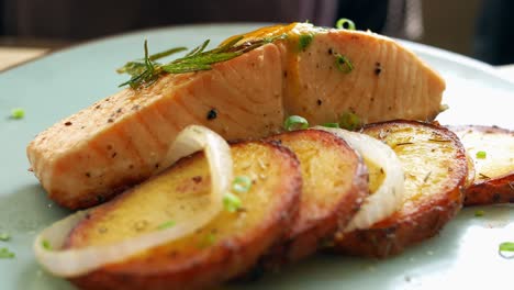 salmón asado con patatas asadas