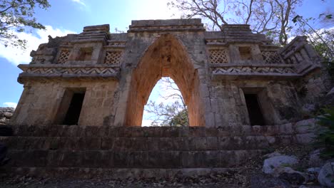 Die-Sonne-Scheint-Durch-Einen-Bogen-In-Einem-Maya-tempel-In-Labna,-Mexiko