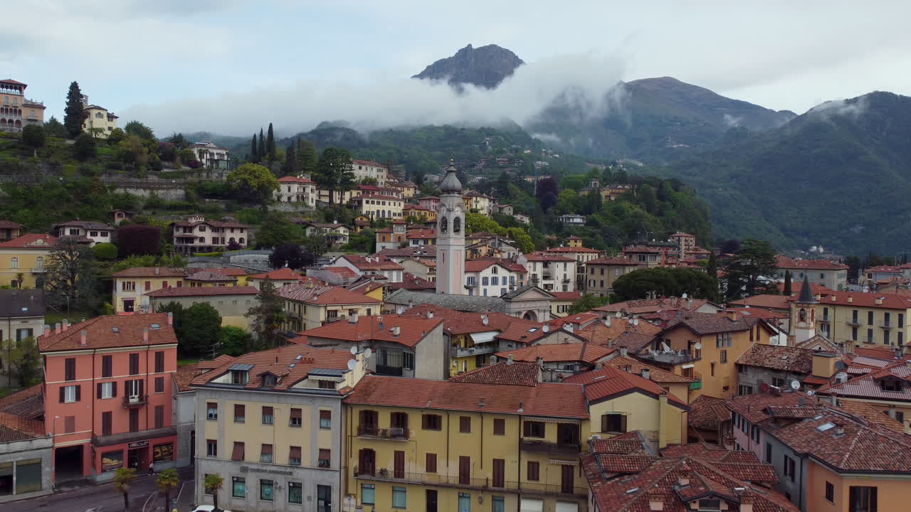 vista aérea de la ciudad de menaggio en el lago como, italia