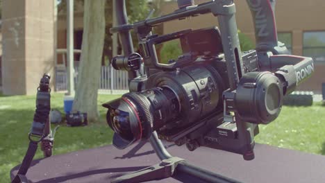 cámara dslr instalada en un cardán bajo la luz del sol - dispositivo de estabilización de cardán ronin - primer plano, toma inclinada hacia abajo