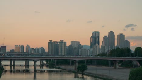 Erstaunliche-Skyline-Der-Stadt-Seoul-Bei-Rosafarbenem-Sonnenuntergang