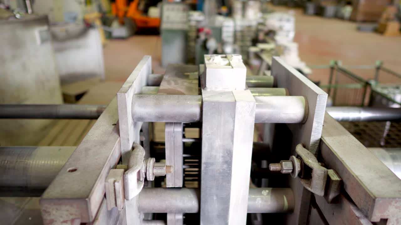 molde permanente de aluminio fundido vertido a mano por un trabajador masculino