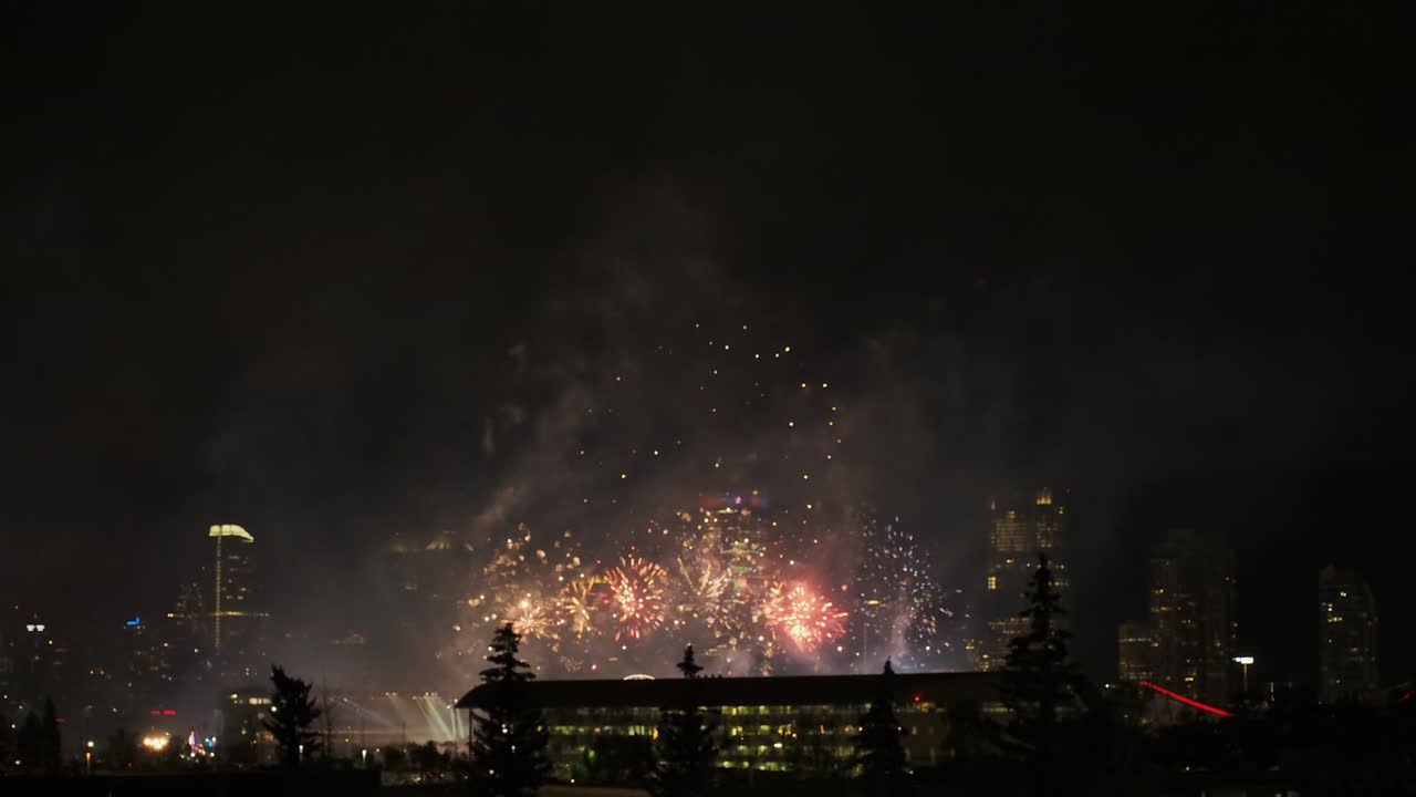 espectáculo de fuegos artificiales final antes del horizonte de la ciudad de calgary en la noche oscura