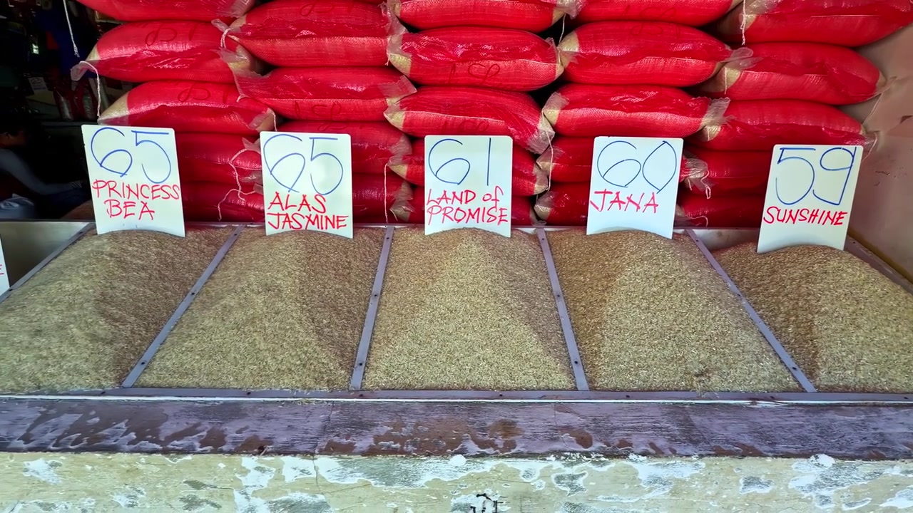 Verpacktes Getreide oder Reis, in Reihen angeordnet im Marktregal in Surigao, Philippinen.