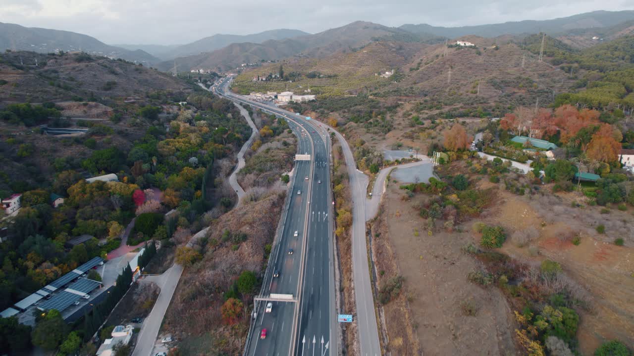 toma de drone de una carretera principal a través de las sinuosas colinas de españa