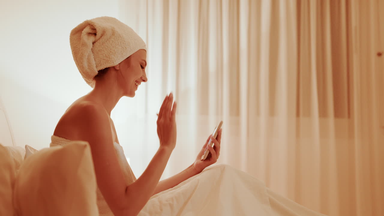 밤에 침대에서 드폰을 사용하는 여자