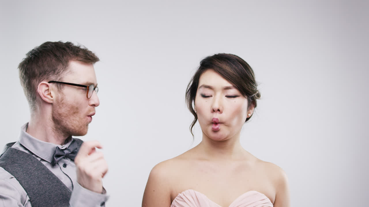 괴짜 커플이 재미있는 얼굴을 끄는 슬로우 모션 결혼식 사진 부스 시리즈