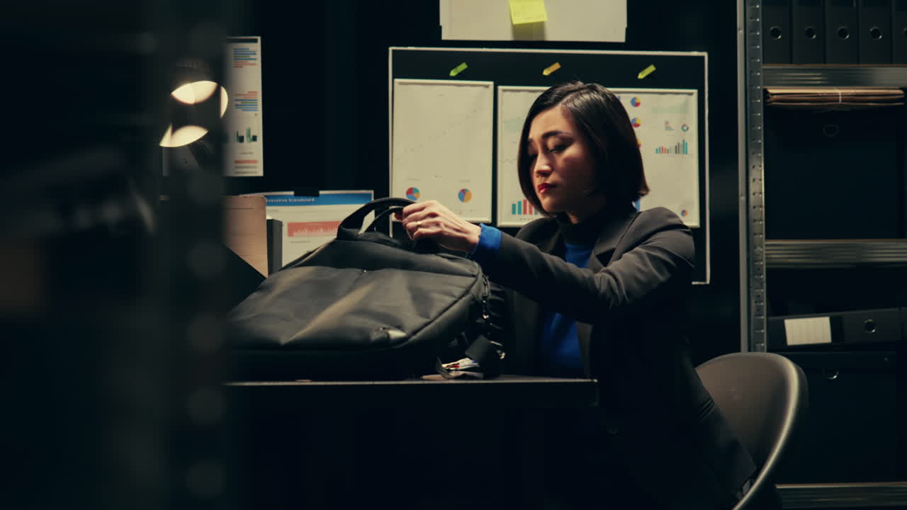 el agente inicia verificaciones de antecedentes de personas asociadas con casos archivados