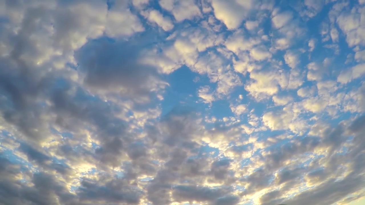 Time-lapse di nuvole che corrono attraverso il cielo azzurro