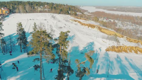 Menschen,-Die-Auf-Einer-Verschneiten-Piste-Im-Skigebiet-Von-Oben-Snowboarden
