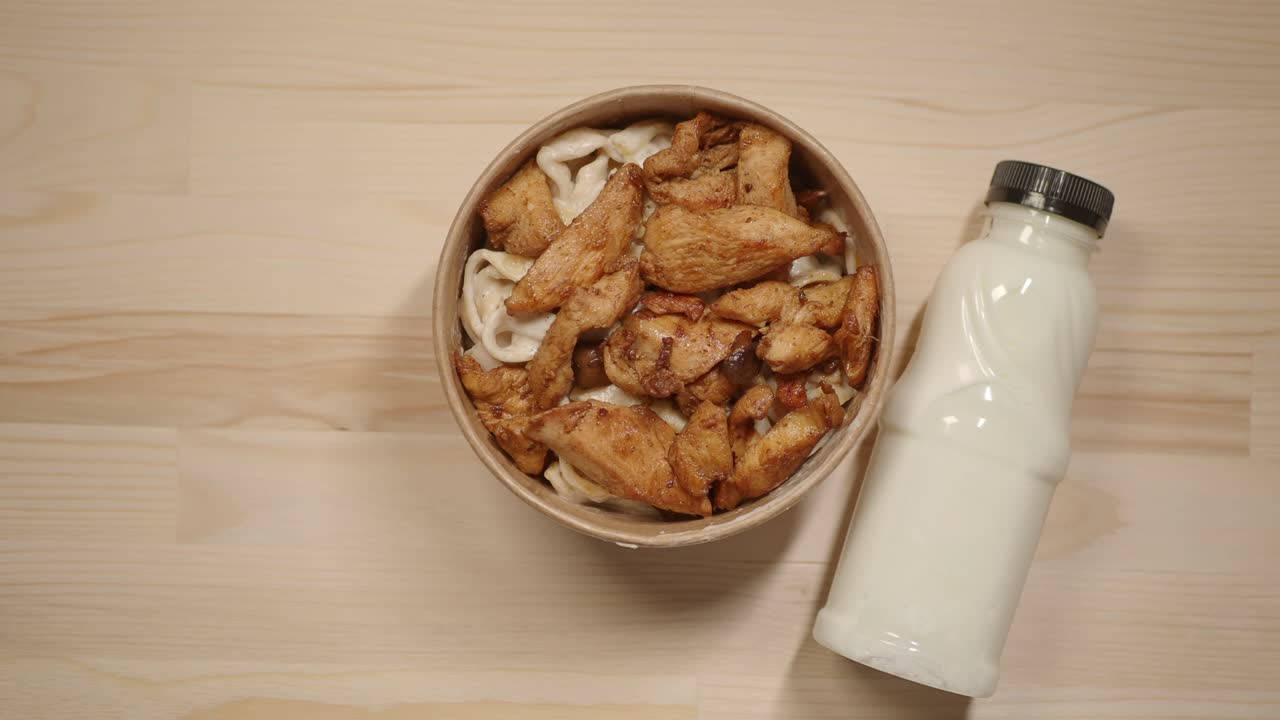 크리미 소스의 측면과 함께  파스타