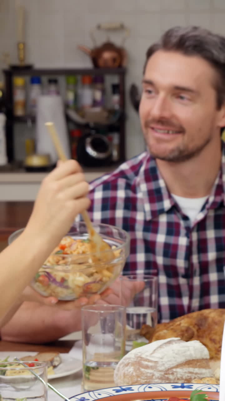 familia de varias generaciones almorzando