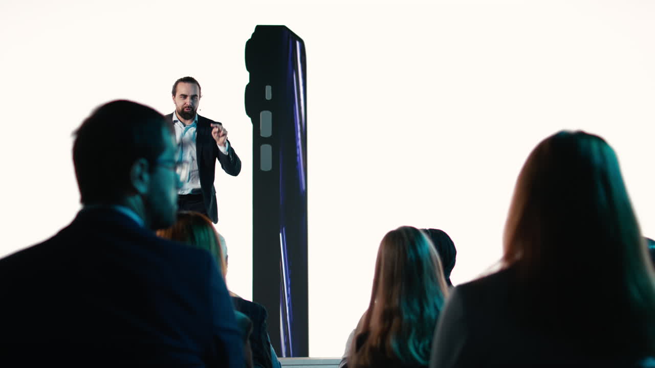 Amministratore delegato presenta il lancio di un nuovo cellulare sul palco