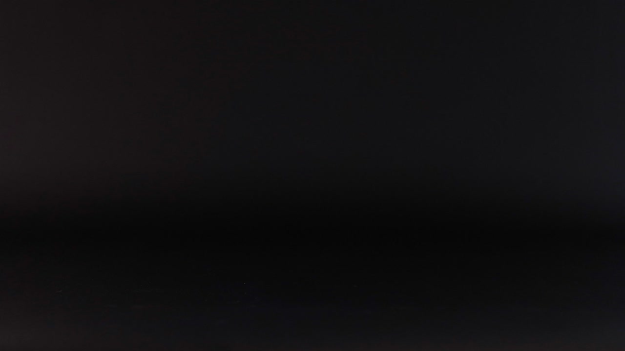 fútbol rebotando en una superficie oscura