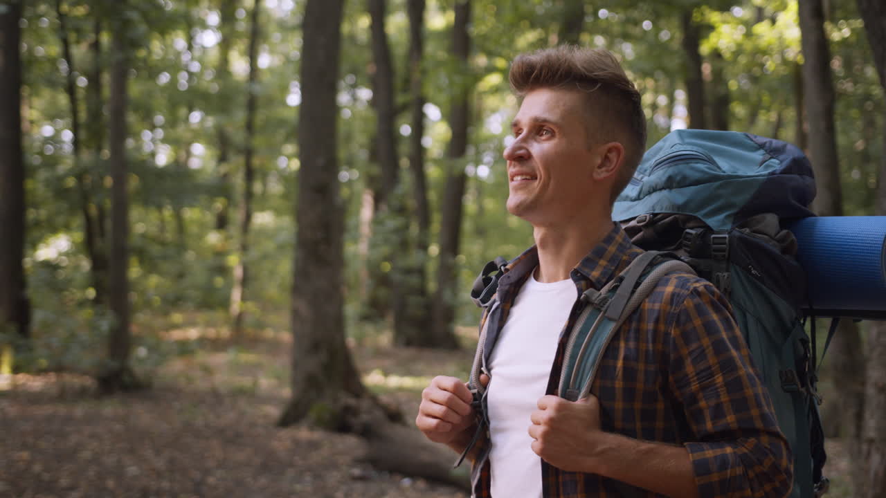 hombre caminando en un bosque