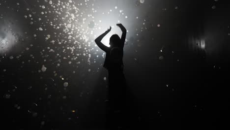 silueta de una mujer bailando con burbujas