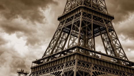 la torre eiffel bajo un cielo nublado