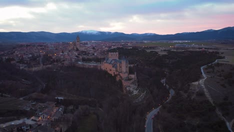 Deslizando-La-Vista-Aérea-De-Derecha-A-Izquierda-Del-Alcázar-De-Segovia-Y-La-Ciudad-Durante-El-Amanecer-En-La-Mañana-Fría-De-Invierno