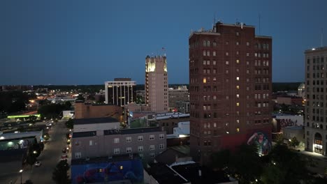 Jackson,-Michigan,-En-El-Centro-De-La-Noche-Con-Un-Video-De-Un-Dron-Moviéndose