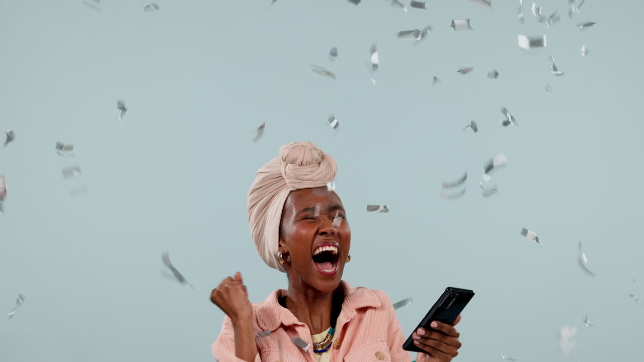 mujer negra excitada, teléfono