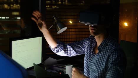 ejecutivo masculino usando auriculares de realidad virtual en el escritorio 4k